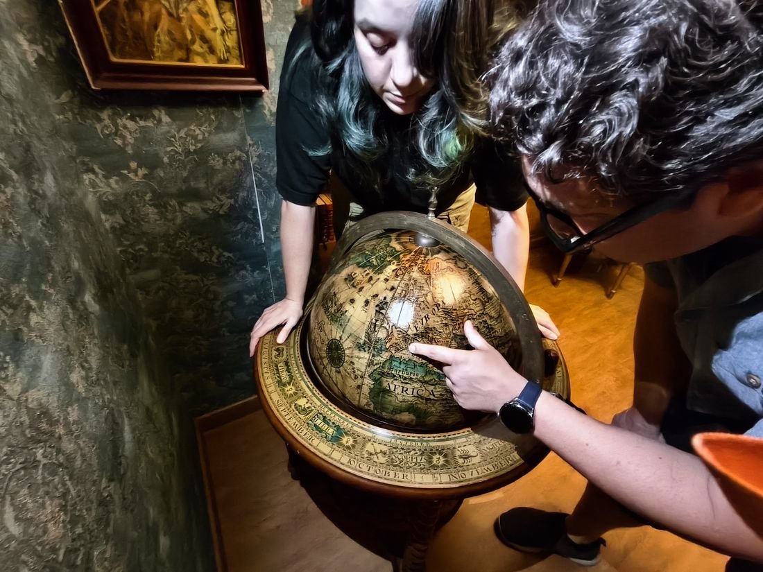 Escape room en Marbella — biblioteca globo terraqueo