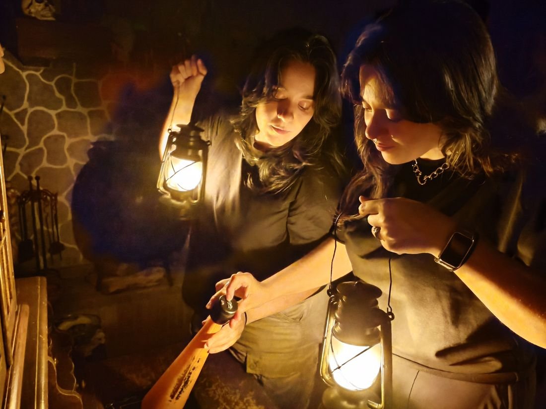 Escape room en Marbella — faroles niebla